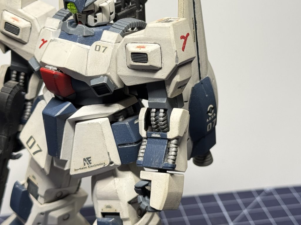 白い部分は筆塗り､黄色い部分は缶スプレーという違いがあるにしても、白い方はエッジ部分の下処理が甘い＋塗面の厚さで表面がブリブリしていて粘土細工のように見えますね😅下処理をより丁寧にしていれば､筆塗りでももっとビシッとした面を作れるのではないかと思います｡