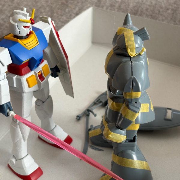 今日は長らく作っていなかった旧キットのゲルググを仮組みした。実はこのキット発売当時から非常に出来の悪いキットとして有名である。顔は横に広く、のっぺりとした形になっている。小学生の頃に一度HGUC版と一緒に組み立てた(といってもミキシングしたのではなく別々に組み立てただけだが)時の記憶が蘇った。身体つきも薄いというか華奢で小柄な印象を受ける。腕の可動がボールジョイントなのだが、ほとんど曲がらない上に手首が大きいので非常にアンバランスである。胴体もこの時期には珍しく、上半身と下半身が分離されているがほとんど動かないので意味がない。噛み合わせが全体的に悪く、特にスカートの噛み合わせが最悪な事である⤵️合わせようとしてもズレが生じ、まともにくっつける事もままならないのが欠点。出来の悪いコイツをどう改造するかな?アイデアをじっくりと練る必要がある…。(4枚目)