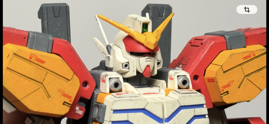 上が遠い昔に作ったMGヘビーアームズで下が黄色いリックディアスの一つ前に作ったMGヘビーアームズでどちらも筆塗り全塗装です。頭部を比較して頂きたいのですが､過去に作った方は白ディアスより塗面が薄くなっているようですが筋彫り部分の下処理が上手く出来ておらず墨入れの太さが安定していないです。下の画像では筋彫りに沿って一定の太さでシャープに墨入れが入っているのが分かると思います｡