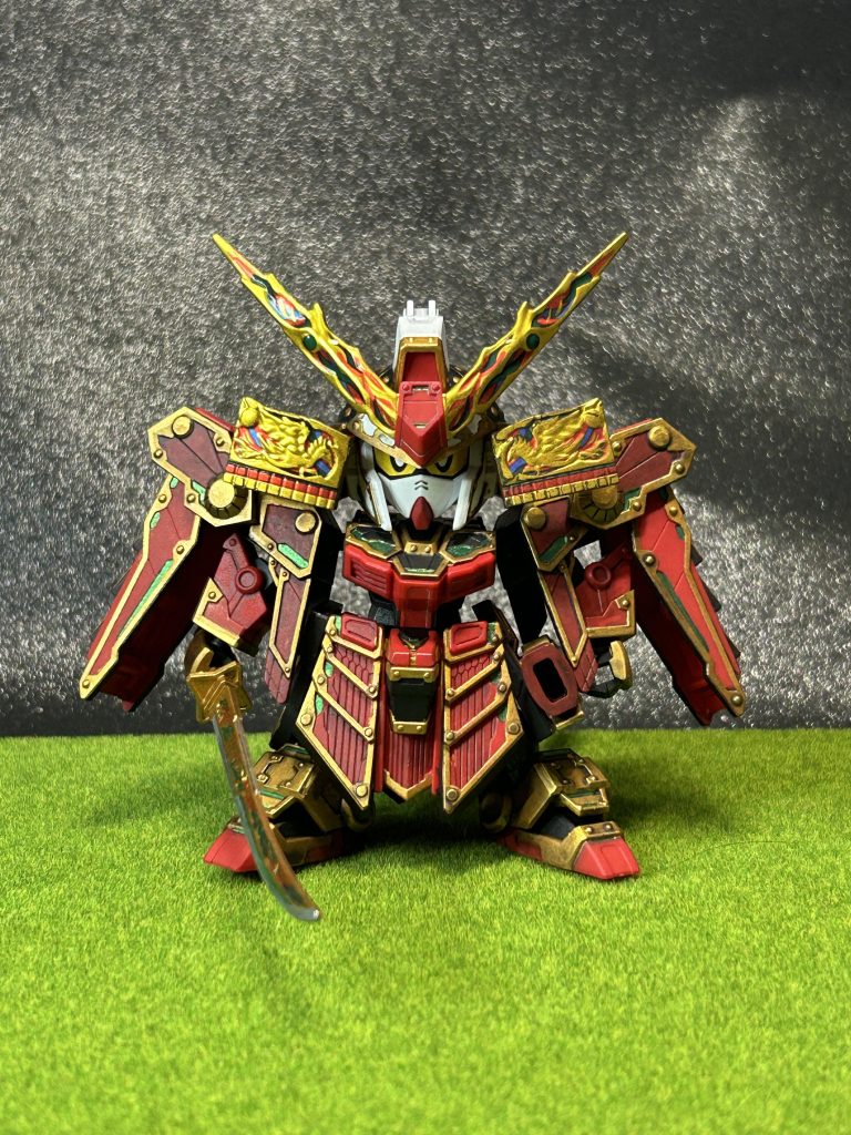 全体をシタデルカラーのシェイドでトーンを落とし、数多の戦場を戦い抜いた武者、年季の入った武具の雰囲気を狙いました。ベース色のみスプレー、細部や塗り分けは筆塗りです。