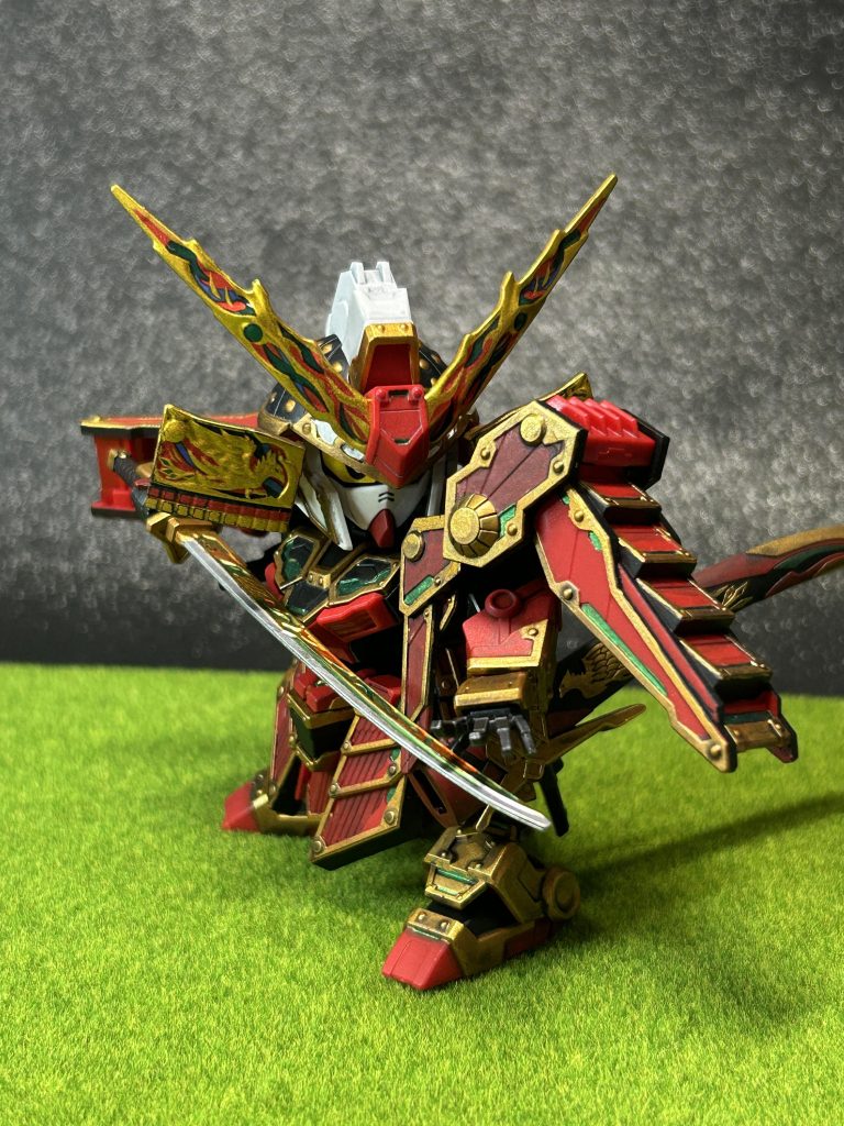 刀などの綺羅鋼パーツの裏面はグリーンのクリアなのですが、全て塗装をしたことによって、構えの自由度が上がりました。