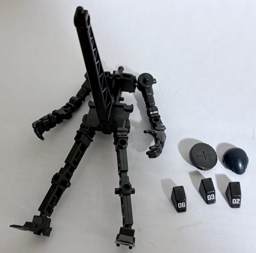 フレームスタンドとザクマシンガンのマガジン、通常のザク頭、ガイア、マッシュ、オルテガそれぞれのナンバーが付いた膝パーツも付属する。