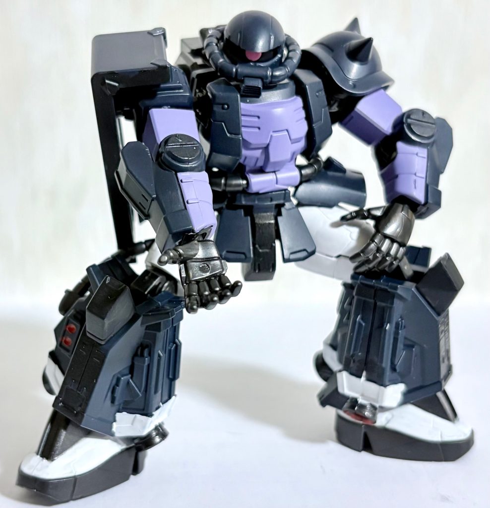 このように「お控えなすって」のポーズも難なくとれる(笑)。いかつい黒い三連星だからできるポーズ(gundam-kao5)