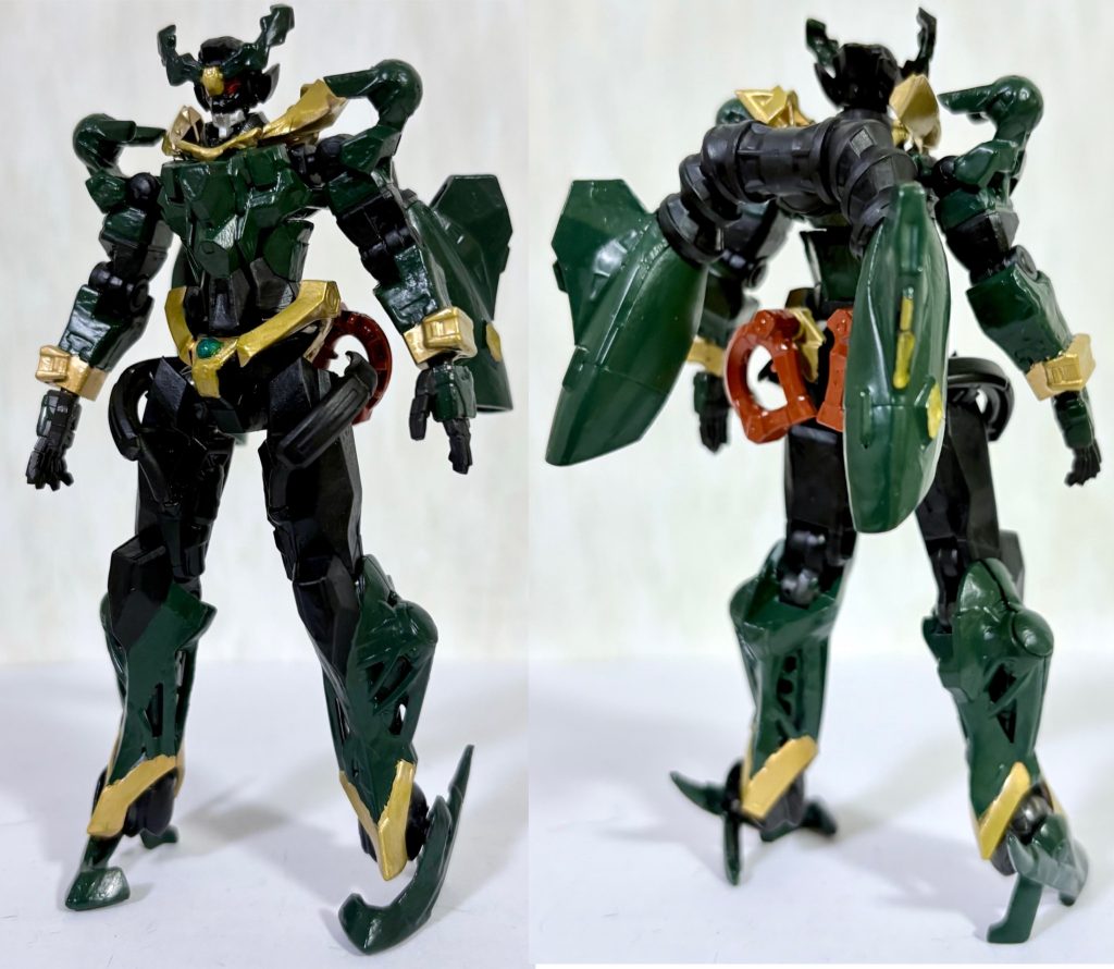 フロントビューとリアビュー。塗装レシピはつや消しブラックとグリーン、ゴールドで全身を塗りつつ、目をシャインレッド、口の部分をシルバーで塗装した。ビームサーベルはオレンジ。