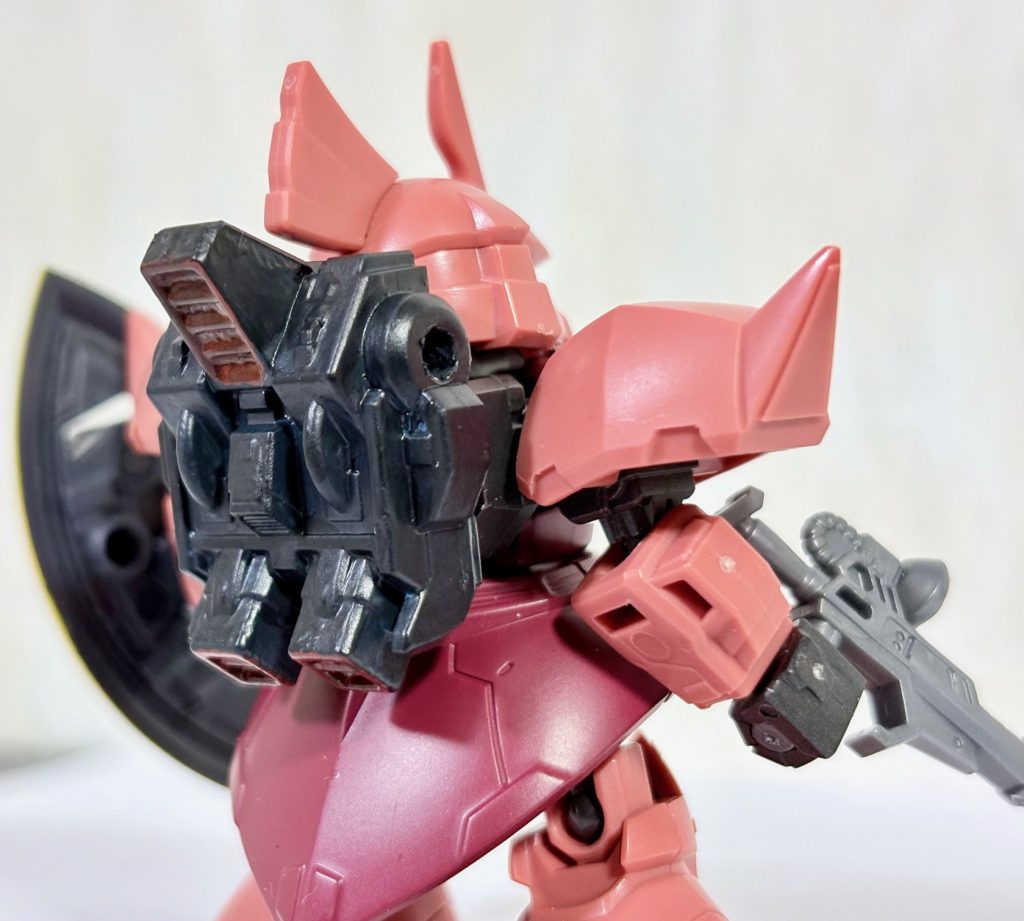 このバックパック実は左右に3mmジョイントの穴があるので、こういう芸当ができるのだ(zaku-kao2)