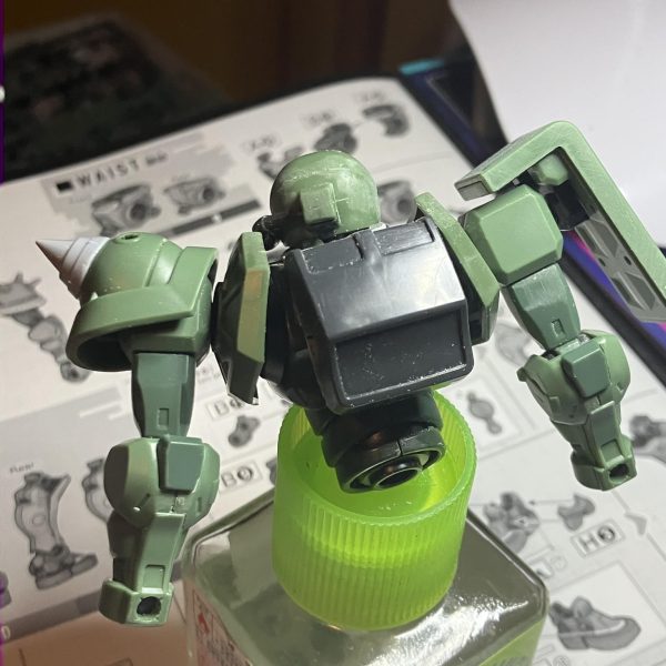 GQザク、製作開始٩( 'ω' )وパチ組みしてからのザクぽくしたい所に手を加えていきました(ザクなのにザクぽくとは　🤣)ショルダーのスパイク変更、シールド延長胴体の動力パイプは一本にしてバックパックをザクⅡのものかに頭部もザクⅡに変更小顔過ぎるんですよねーGQのはσ(^_^;)&nbsp;次は足廻りをやっていく予定&nbsp;（4枚目）