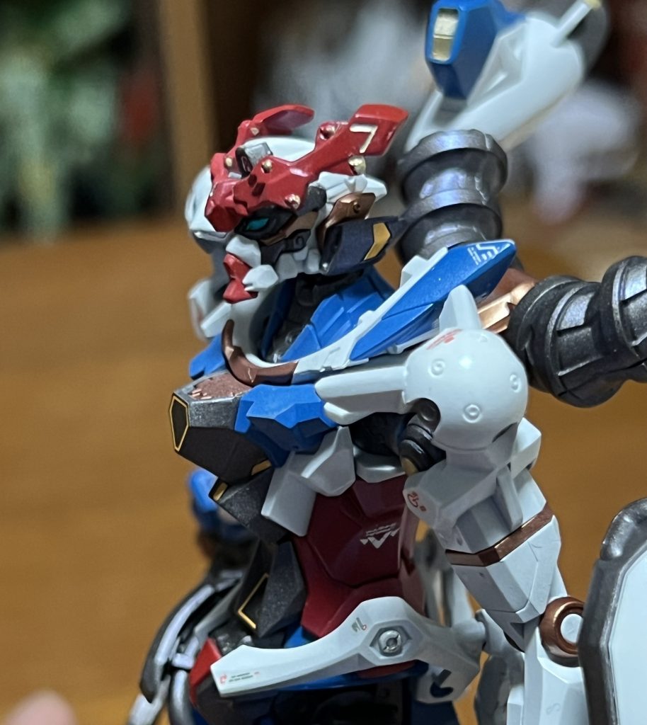 デカールは水星の魔女、AGEシリーズ、seed系から使ってます。また、アンテナの色分けをエナメルで行いました。チタンゴールドを使って塗ってます。かなりうまくできてよかったと思ってます。