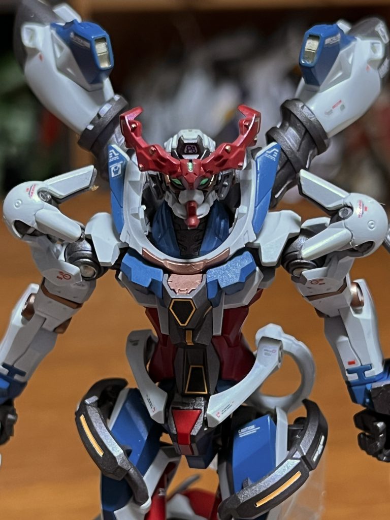 真正面から。黄色部分を銅色にしたことで、おもちゃっぽさがなくなってよかったなと思ってます。また、一応スムース艶消しはなってはいますが、パール塗料(サファイア)を吹いてるので角度によって色が少し変わるのもポイントです。