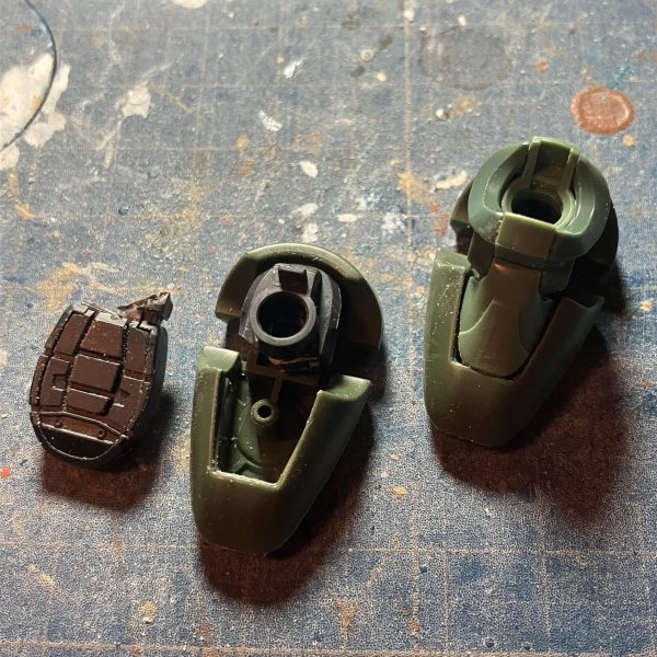 みんなガンプラじゃないの？他人行儀はよしてもっとザクにおいでよショルダーが当たるくらいにね笑&nbsp;&nbsp;GQザク、進捗٩( 'ω' )و前回、頭部をFZから持ってきましたがフリッツヘルムも似合うのでは？と変えてみたらおぉ〜しっくりくるー(´∀｀)となったので、更にジャンク袋からFZのショルダーを発見💡コレは付け替えるしかない！と&nbsp;腰周りはバーニヤーをオミットして、リアにこれまたジャンクから見つけたザクⅡのフロントアーマーを付けました小さくて接地性が悪い足も、たぶん？グリモアのスリッパを履かせて大きくしてみました&nbsp;ニャンコが2段重になりました　🤣&nbsp;（5枚目）