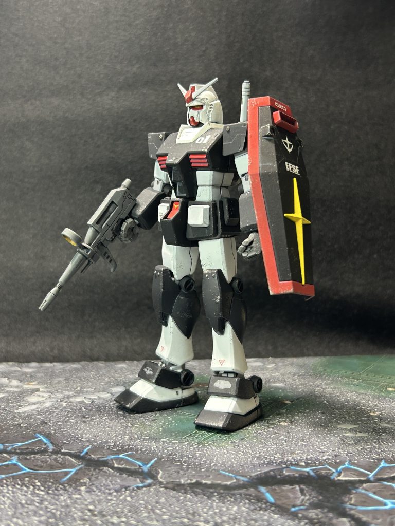 デカールとチッピング塗装でハードな試験をくぐり抜けた感じにしました。胸の機体番号は「ゼロヒト」