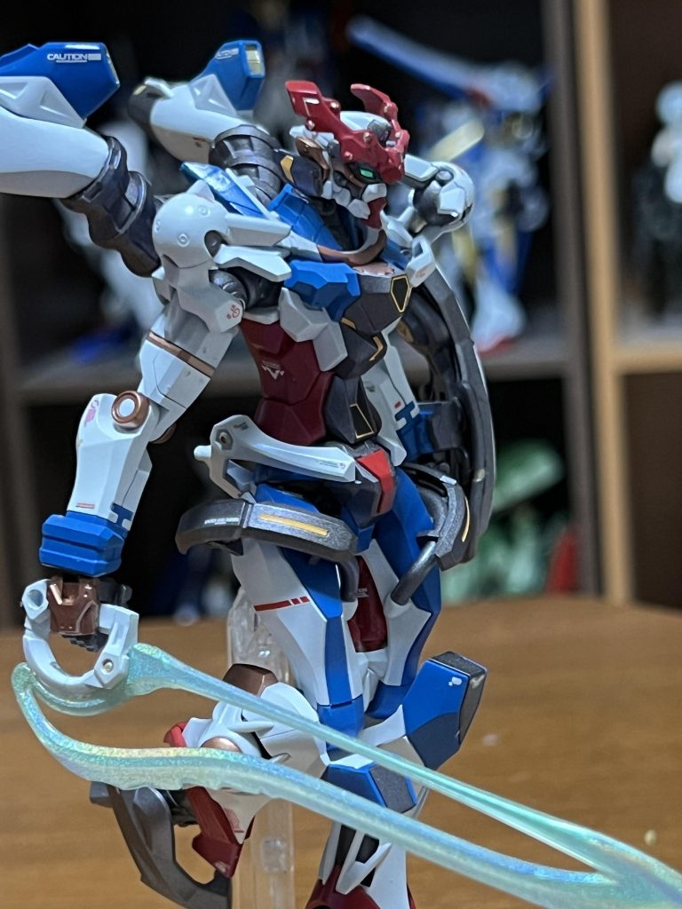 また、ビームサーベルには、「ガンダムマーカーホログラムシルバー」を吹き付けてます。お手軽ですがめちゃくちゃ完成度高くなっておすすめですよ。