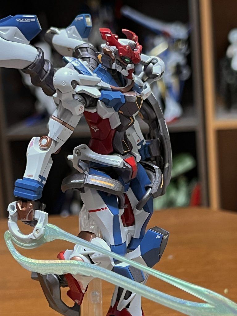 コンセプトにある通り、(デカールありありな)ジフレドと並べた時にちょうどいい塩梅でデカールを貼り、リアルさをupしてます。なおカラーリングですが、ジフレドと違い、色数も落ち着いていたのでほとんど変更してません。肩関節→青から黒に装甲の一部→白から胴ぐらいです。 本当はもっとドラスティックに変えようかなと思ったんですが、そのままで十分かっこよかったのでそのままにしてます。