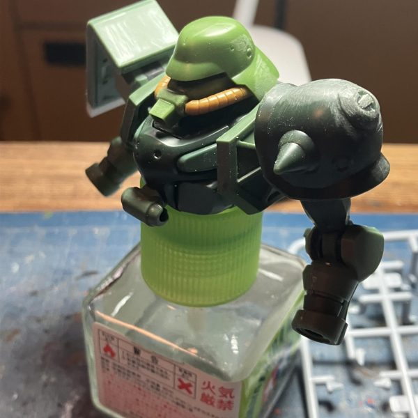 みんなガンプラじゃないの？他人行儀はよしてもっとザクにおいでよショルダーが当たるくらいにね笑&nbsp;&nbsp;GQザク、進捗٩( 'ω' )و前回、頭部をFZから持ってきましたがフリッツヘルムも似合うのでは？と変えてみたらおぉ〜しっくりくるー(´∀｀)となったので、更にジャンク袋からFZのショルダーを発見💡コレは付け替えるしかない！と&nbsp;腰周りはバーニヤーをオミットして、リアにこれまたジャンクから見つけたザクⅡのフロントアーマーを付けました小さくて接地性が悪い足も、たぶん？グリモアのスリッパを履かせて大きくしてみました&nbsp;ニャンコが2段重になりました　🤣&nbsp;（6枚目）