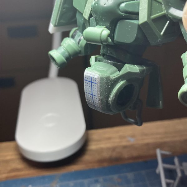 みんなガンプラじゃないの？他人行儀はよしてもっとザクにおいでよショルダーが当たるくらいにね笑&nbsp;&nbsp;GQザク、進捗٩( 'ω' )و前回、頭部をFZから持ってきましたがフリッツヘルムも似合うのでは？と変えてみたらおぉ〜しっくりくるー(´∀｀)となったので、更にジャンク袋からFZのショルダーを発見💡コレは付け替えるしかない！と&nbsp;腰周りはバーニヤーをオミットして、リアにこれまたジャンクから見つけたザクⅡのフロントアーマーを付けました小さくて接地性が悪い足も、たぶん？グリモアのスリッパを履かせて大きくしてみました&nbsp;ニャンコが2段重になりました　🤣&nbsp;（3枚目）