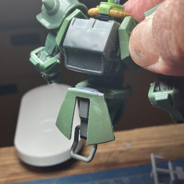 みんなガンプラじゃないの？他人行儀はよしてもっとザクにおいでよショルダーが当たるくらいにね笑&nbsp;&nbsp;GQザク、進捗٩( 'ω' )و前回、頭部をFZから持ってきましたがフリッツヘルムも似合うのでは？と変えてみたらおぉ〜しっくりくるー(´∀｀)となったので、更にジャンク袋からFZのショルダーを発見💡コレは付け替えるしかない！と&nbsp;腰周りはバーニヤーをオミットして、リアにこれまたジャンクから見つけたザクⅡのフロントアーマーを付けました小さくて接地性が悪い足も、たぶん？グリモアのスリッパを履かせて大きくしてみました&nbsp;ニャンコが2段重になりました　🤣&nbsp;（4枚目）