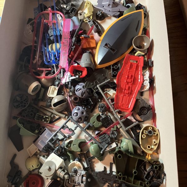 みんなガンプラじゃないの？他人行儀はよしてもっとザクにおいでよショルダーが当たるくらいにね笑&nbsp;&nbsp;GQザク、進捗٩( 'ω' )و前回、頭部をFZから持ってきましたがフリッツヘルムも似合うのでは？と変えてみたらおぉ〜しっくりくるー(´∀｀)となったので、更にジャンク袋からFZのショルダーを発見💡コレは付け替えるしかない！と&nbsp;腰周りはバーニヤーをオミットして、リアにこれまたジャンクから見つけたザクⅡのフロントアーマーを付けました小さくて接地性が悪い足も、たぶん？グリモアのスリッパを履かせて大きくしてみました&nbsp;ニャンコが2段重になりました　🤣&nbsp;（2枚目）