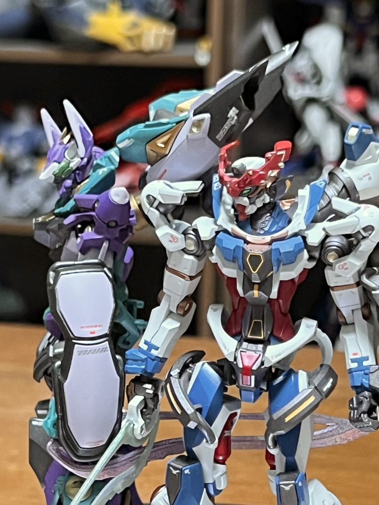 今回のジークアクスの青色、かなり好きなのですが、実は事故の産物です。本当はもっとパステルな色だったんですが、調色ミスでこの色に…。ただ、パステルなカラーではないことが奏功して、くっきりとした作品になったかなと。