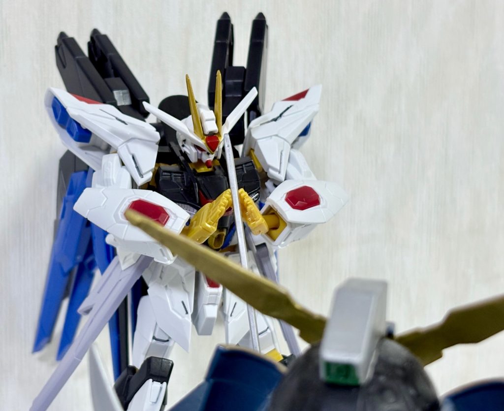 デスティニーガンダムを持ってないので武者頑駄無で代用💦腕が緩く、ポロリしやすいので白刃取りのポーズをとらせるのに苦労した。