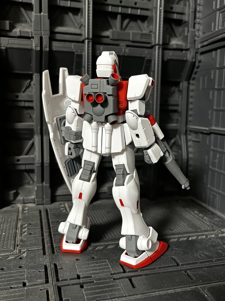 一年戦争末期に開発されたジムコマンドの宇宙用改修機。広範囲な宇宙空間戦闘用として量産、配備されアポジモーターの増設やバックパックの変更による推力増強されています。しかし目で見てわかるようなプロペラントタンクの増設無く、最大出力時の稼働時間が短い、そのため戦場において補給が重要となり広範囲な戦闘用としてはポテンシャルを出しきれていないというのがこの機体の評価です。