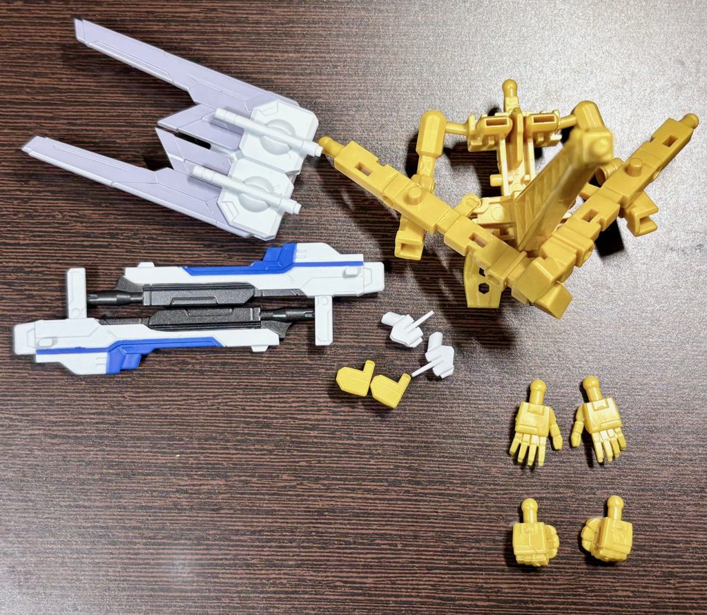 付属品。これ以外にも白刃取り用のハンドパーツ（後述）も付いている。