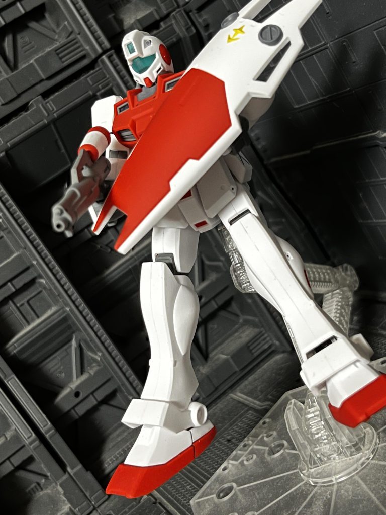 武装はビームガン、シールド、ビームサーベル、頭部にバルカン砲となっているほか、通常のジムコマンドでも使用されていたブルパップマシンガンも使用可能となっている