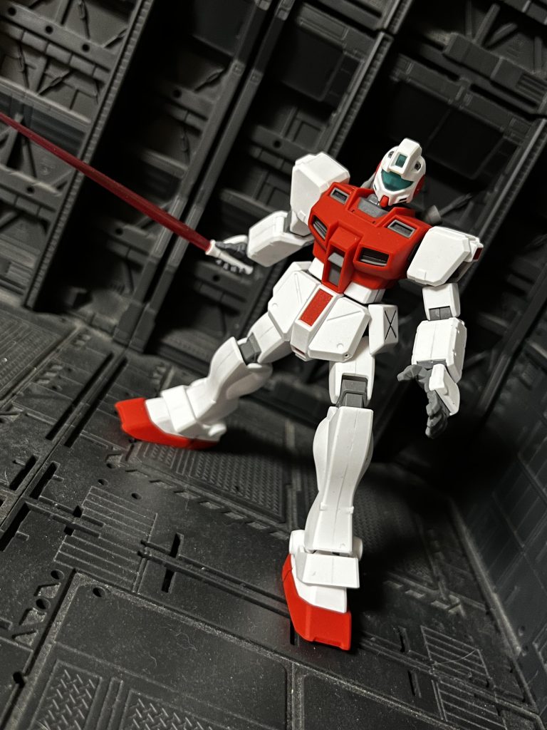 余談ですが、この頃のキットはビームサーベルが持ち手と一体形成になっています、ビームの部分を塗装して再現するのが本来のやり方ですが、ちょこっと一手間加えると良い感じになりますbビームの部分のみをカット、ヤスリでならしてピンバイス等(径は忘れました!w)で穴を開けます、別のキットについてるサーベルを使い回して挿せば完成です、写真では分かりにくいですが親指とサーベル持ち手の隙間がキットそのままだと空いてないのでくり抜いてあげるともっとカッコよく仕上がります^ ^