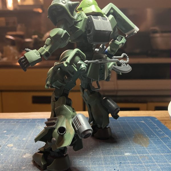 ザク三段活用、ガンダム共通一次に出るから忘れないように　 &nbsp;(*・ω・)／&nbsp;はい、GQザク進捗٩( 'ω' )و足廻り終わりましたキットの脛アーマーをひっくり返したら、あら不思議　笑足首周りにボリュームが出て良い感じに(zaku-kao2)ふくらはぎにはFZのスネアーマーを付けてジャンクやらディテールアップをつけて、それらしく？その代わりにガスタンク裏のバーニヤーはオミットして、スッキリ(zaku-kao6)コレで、やっと塗装に入っていけますカラーはノーマルザクⅡで行こうかと考えてます☺️（5枚目）