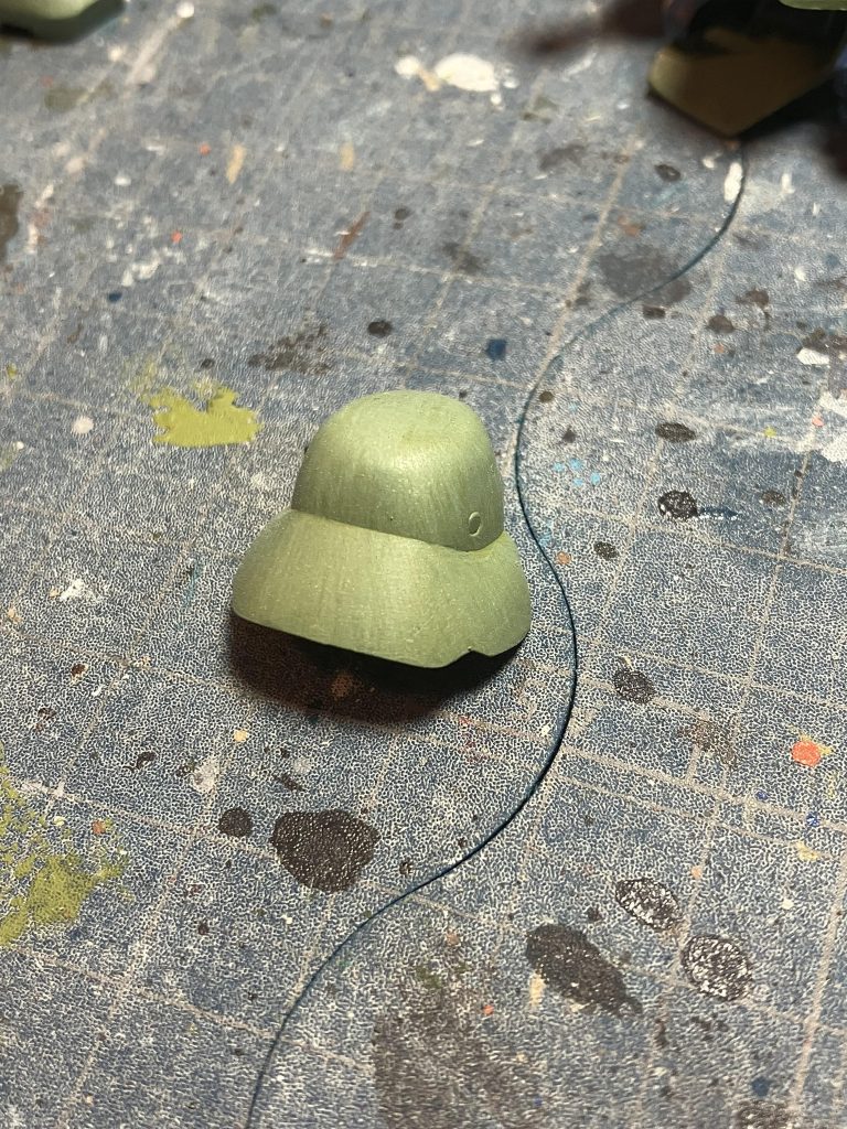 ここからは塗装について🖌️胴体部分の濃いグリーンは、いつものポンポン塗りで、それ以外は清水圭さんの塗りを試してみましたこのヘッドで三層ぐらい薄く筆塗りを上から下に向かって塗り重ねていますこの筆跡が薄く層になって見えるのが清水式塗り？みたいですなんせ初めてなのでガンスタ内で実践されている方々とは雲泥の差ですがσ(^_^;)まぁ、何事もチャレンジです٩( ᐛ )و