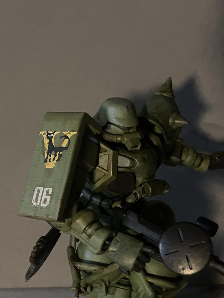 GQザクのキットの雰囲気を残しつつ、宇宙世紀のザクⅡぽさを出すことを意識して制作家にあるジャンクパーツの組み合わせと元々のキットパーツを活かしてボリュームを上げています