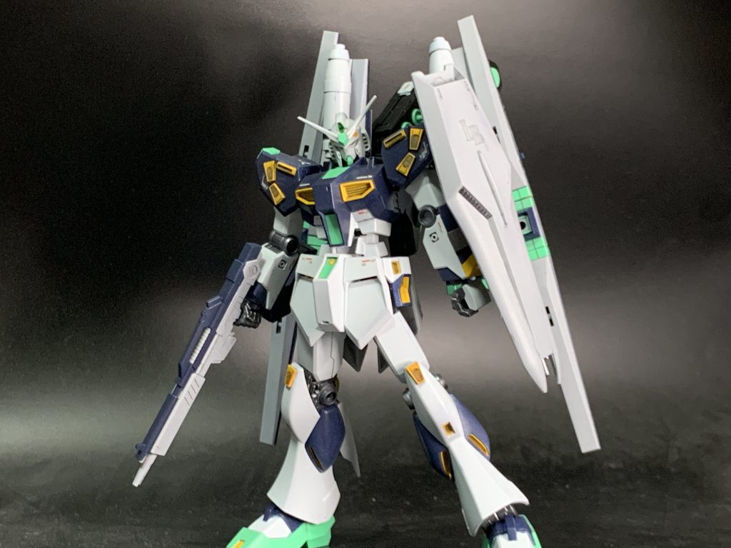 武装は通常のライフルとシールドに加えてガトリング、ビームキャノン、ビームサーベル、インコムに見立てたファンネルにオプションとしてダブルフィンファンネルを装備前々から量産型νガンダムって普通のνより武装強力そうじゃね…？と思っていたので、量産過程で検討された強化プランのようなつもりで製作しました。