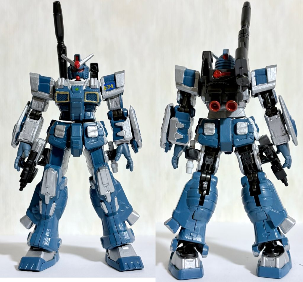 フロントビューとリアビュー。ミディアムブルーとシルバーのツートンカラー。当初は旧キットを改造しようと思ったが、ギルスに合わせてGフレームに変更。一部の装甲はストフリのモノを使っている。