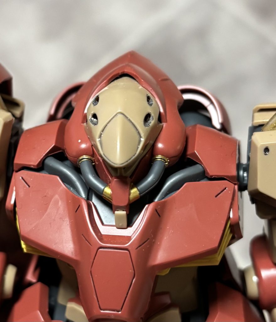 ウズウズしていたので頭部バルカン穴開けましたので写真追加しましたあとはシャーペンの先っぽか太めのパイプで埋めます取り敢えず切り粉まみれのオペ後です