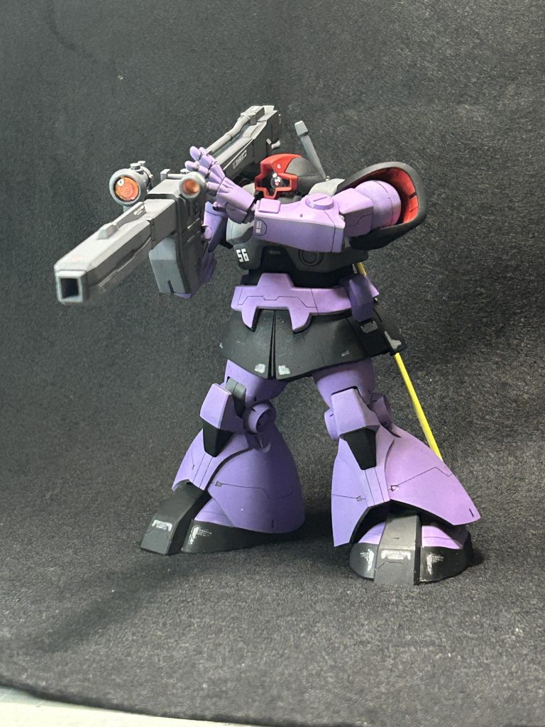 バズーカに添えてもよし。モノアイとバズーカのレンズに他社製パーツを使用。全身にスジボリを追加しています。