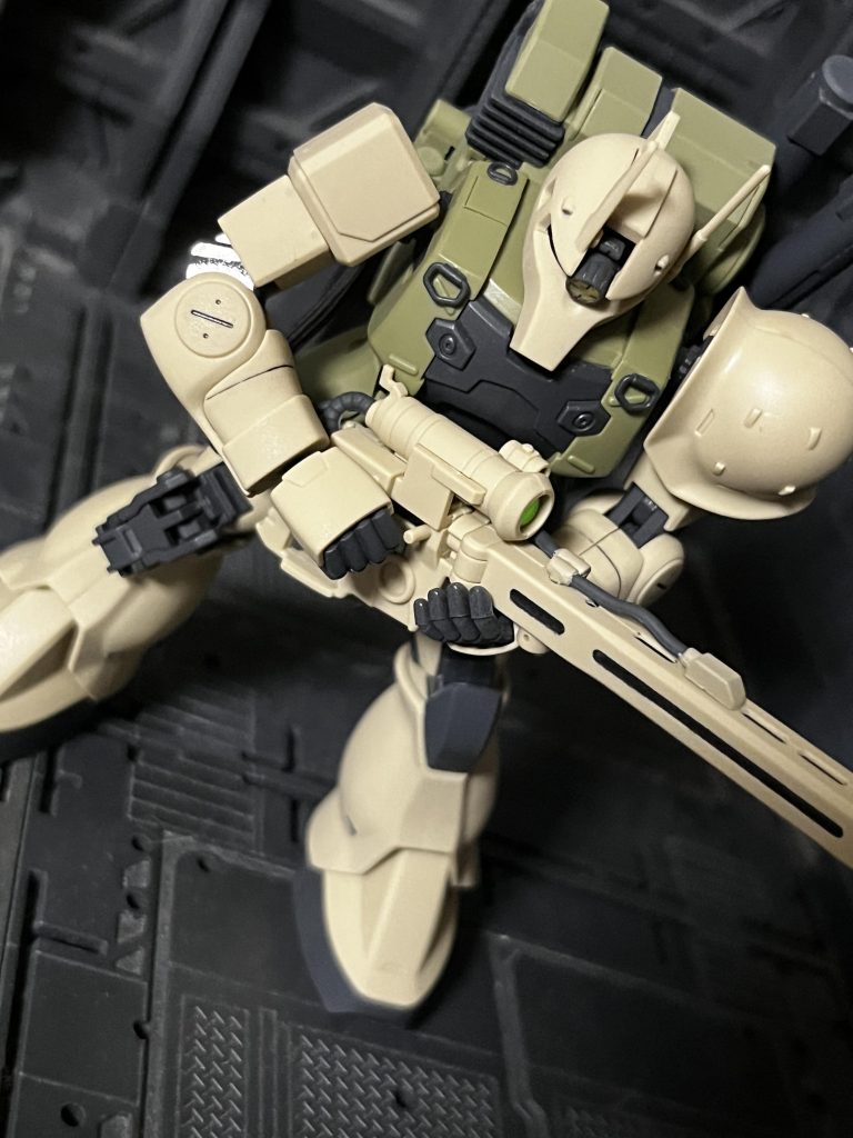 通常のザクIスナイパータイプとの違いとしてブレードアンテナ、機体固定用のフック、ライフル用バレルの予備ケースが２つ追加となっている。予備バレルはアニメの中でも高温になった物を変えるシーンがありました余談ですがこれは実際のライフルでも起きる現象です。連射にともなうバレルの高温は射撃精度の低下や銃の破損につながるため銃によってはバレルを変更できる物があります(ドイツのMG42とか)ミリオタにはたまらないシーンで私も好きです^ ^固定用フックはファットアンクル改からの空中狙撃の際に機体が落ちないように固定するベルトを付けていました。ディテールアップに加えて現地改修感も出ています