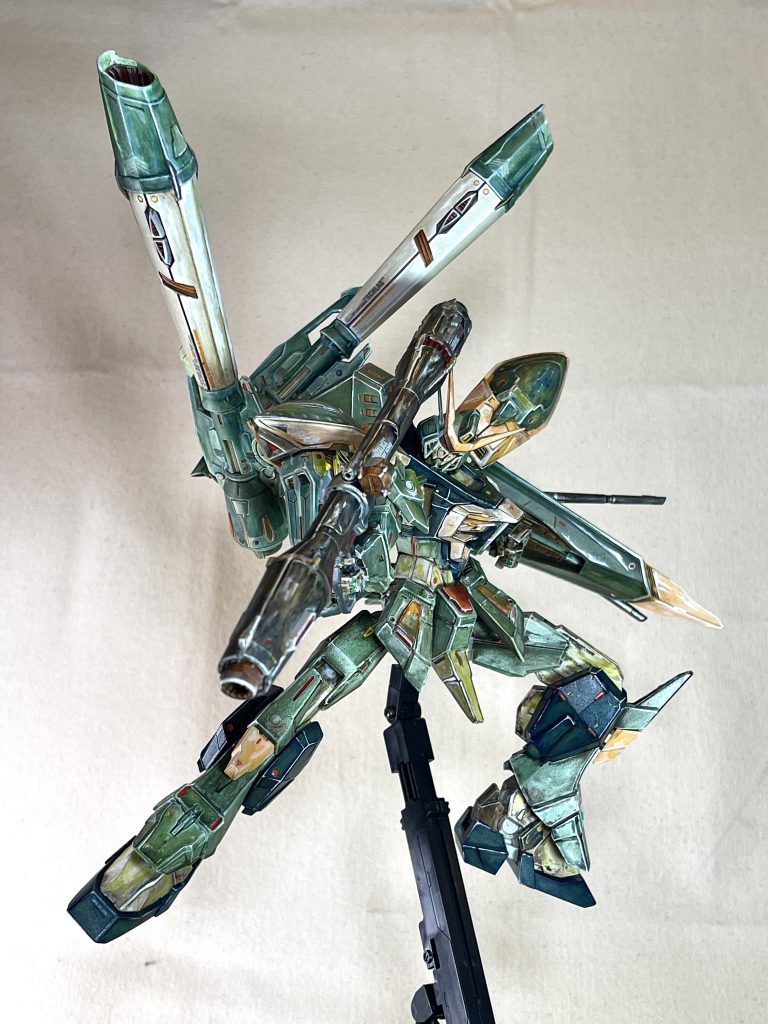 日本の色の本を見ながら良さそうな色をチョイスし、調色しながら塗っていきました。見本にした色は『仏手柑色』という色です。薄い緑の色の方に使っています。昨年の秋辺りからひと月程度で完成としました。錦絵に出てきそうな色合いにしたつもりです。