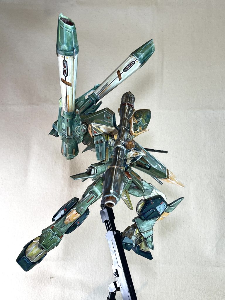 劇中では直線的な動きばかりしていましたが、SEED作品にでてくるのでストライクの様なSEEDポーズにしてみました。