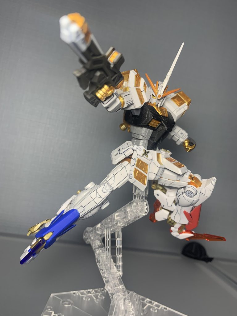 ・皇凱の天閃《Imperial Heaven Rifle》高出力射撃により長距離から敵装甲を貫通する主力射撃兵装。「皇鎧聖装」時は、さらなる高出力射撃が可能。