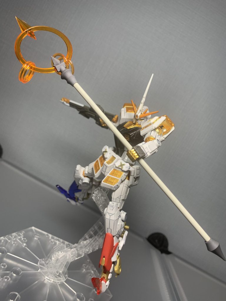 ・皇鎧の宝仗《Imperial Sacred Staff》近接戦闘、衝撃波射出を兼ね備え、本体機動と連動した制圧戦闘が可能。また、戦況が臨界点へ達した際、宝仗を起点として封印装備「皇鎧聖装」を展開する。