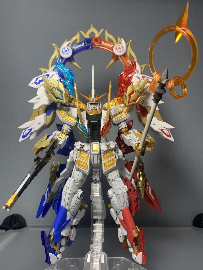 ◆第一段階:皇鎧聖装状態双聖輪と皇環を展開し、神獣の力を“制に御下”で顕現させた安定戦闘形態。・双聖輪展開藍光(静)と赫光(動)を分離制御。機動力と瞬間火力を高次元で両立する。・皇鎧防御黄金装甲が活性化し、被弾エネルギーを吸収・分散。