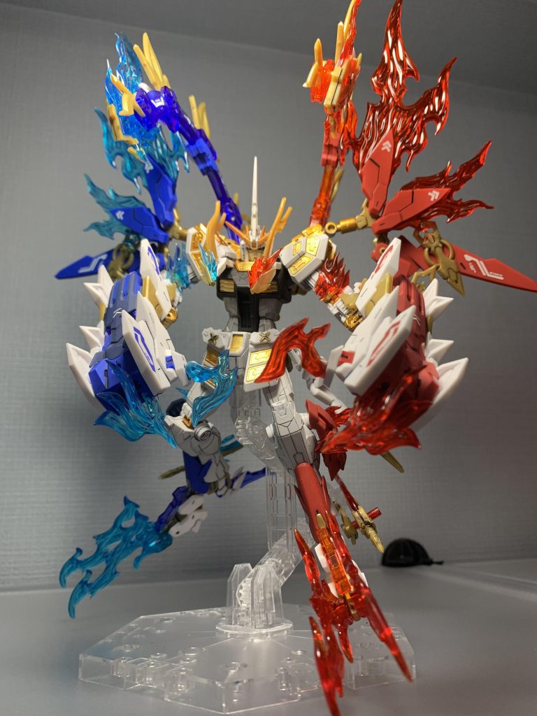 ◆聖獣変形:麒麟顕現形態全開放状態のみ発動可能な神獣変形。・肩皇鎧巨腕化両肩アーマーが本体腕と接続され、巨大腕部を形成。聖光を纏う神獣の前肢となり、殴打は山を砕き、掴撃は空間を裂く。・藍赫爪展開脚部装甲が展開し、藍光爪・赫光爪が顕現。接地と同時に聖皇帝紋が地面へ刻まれ、踏み込みだけで衝撃波を発生。・神環超位相共鳴皇環が完全回転状態へ移行。藍と赫が螺旋融合し、全身を包む光輪獣影を形成。視認されるのは“巨大な炎の麒麟”。・終極裁断「皇麟天断」双聖光を一点に収束。放たれるのは藍赫融合の極光断。命中箇所のみを“選択的に消滅”させる神罰級一撃。