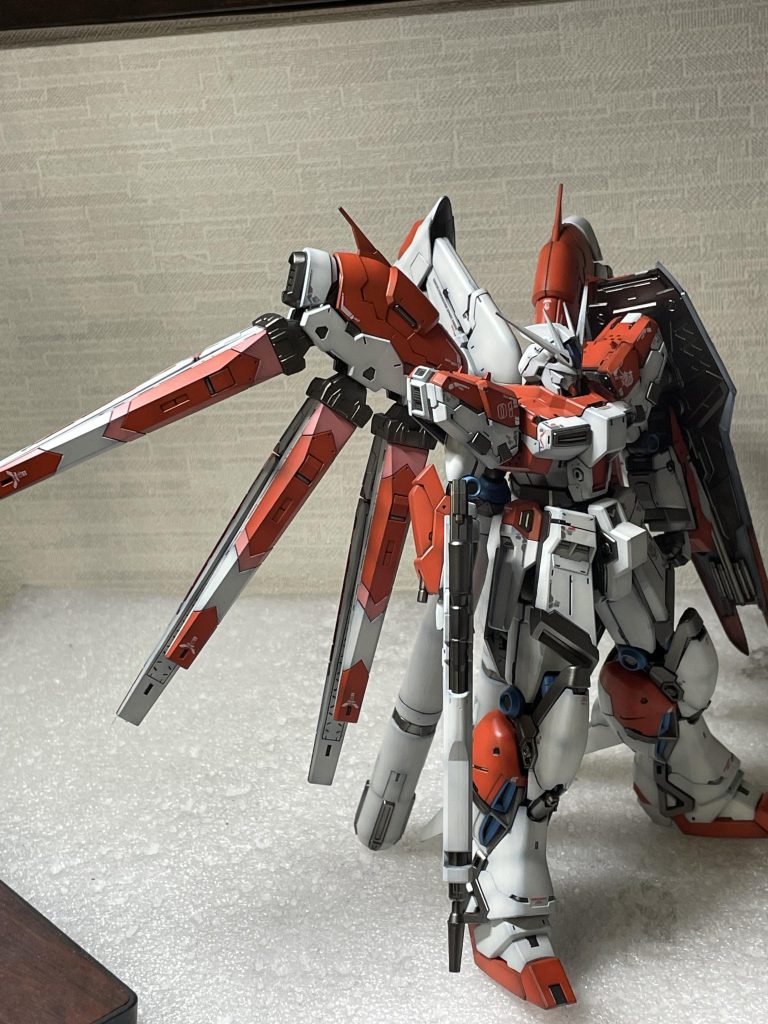 右側。メガランチャー持たせたのでライフルは箱に入れてあります。このくらいの細身のライフルはとても好みなので、そのうち別の機体に持たせようかなーと思ってたりします。