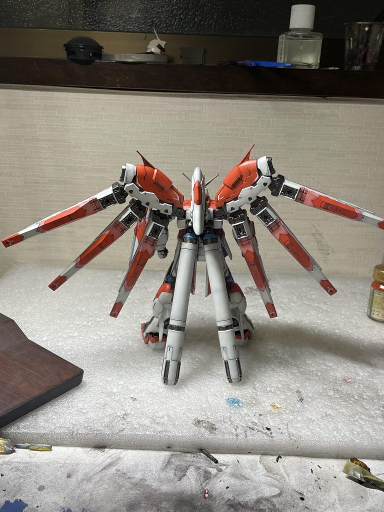 本体バックショットちゃんとグラデーションかけてあります。プロペラントタンクの塗り方を気分で変えたせいで、グラデーションの付け方が違っているのは組んでから気づきました。こういう所を直していきたいですね。