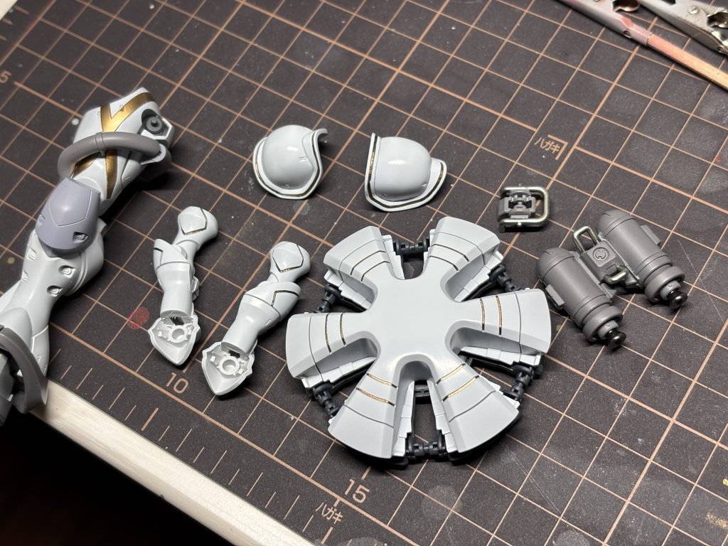 同じく、各所塗り分け完了。段落ち部の幅は0.5mmと0.7mm。初めは短冊に切ったマスキングを貼り込みしてましたが、思いのほかしっくりしなかった。あえて、同じくらいの幅にマステを細長く裁断し貼り込み。細く切ることで、意外と曲面にも追従してくれたようでマスキングも一発成功！