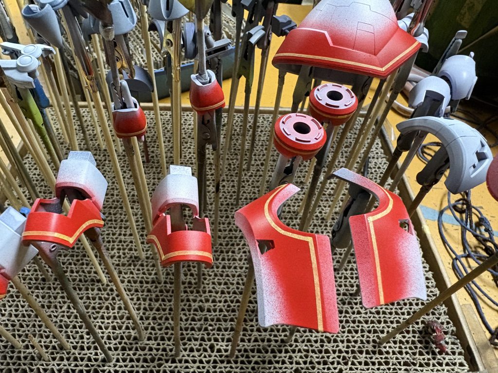 さて、今回初めてラインマスキングに挑戦しました。赤いラインはデカールではなくマスキングでやってみました。まずは白サフを吹いてその上から赤を塗装。さらにもう一回下地を吹いてから外装カラーを吹きました。実は所々失敗があって（カーブするあたりとか）色々と勉強になりました。