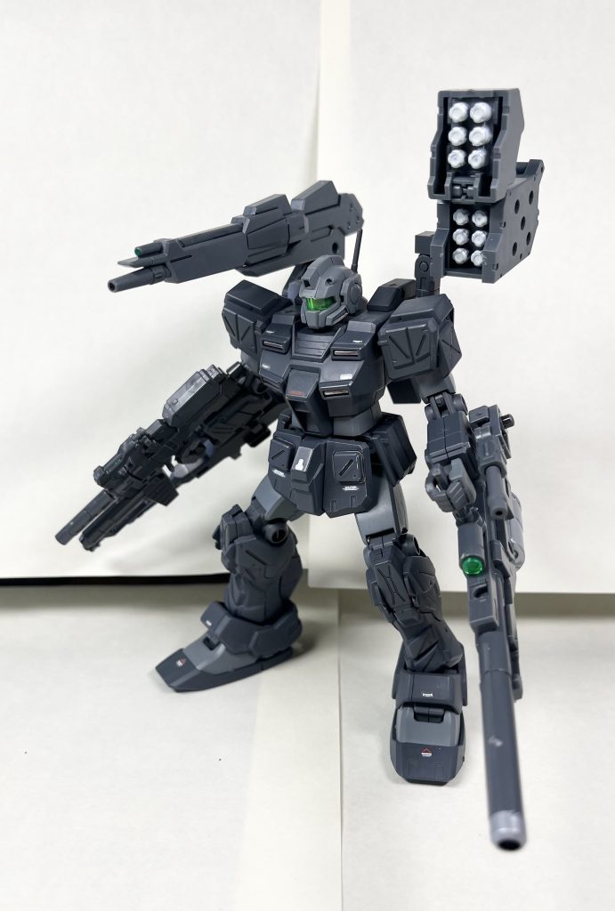 右肩にビームキャノン、左肩に12連装ミサイルポッド、頭部バルカンとなってます。なんか前回のジェガンと同じような武装だな…