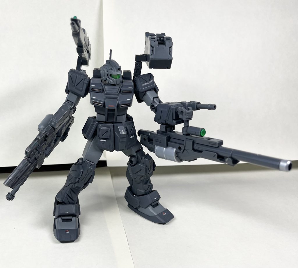 武装は、右腕にショートビームライフル(グレネードランチャー付き)と25口径滑腔砲、左腕にグレネードキャノンとビームサーベル。