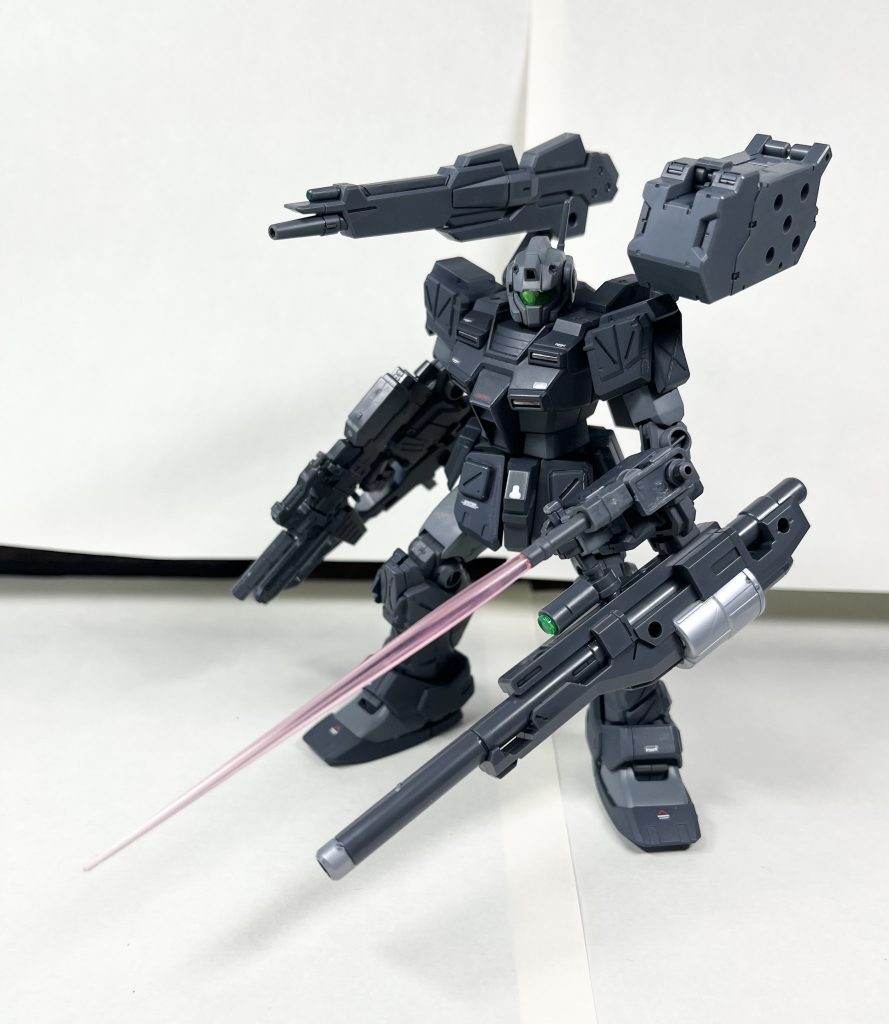 左腕のビームサーベルは装着状態でも使えます。写真の影のかかり方が、なんかカッコよくなったな…