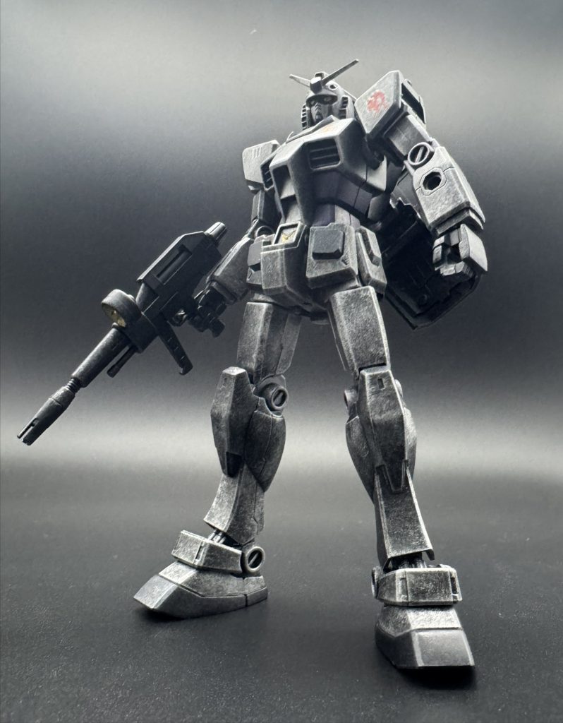 リバイヴのガンダムは全体的にアニメよりのディテール少なめ。ガンダムにしては細い印象を受けましたが武器がデカくそこでバランスとってるんだなぁと感じました。