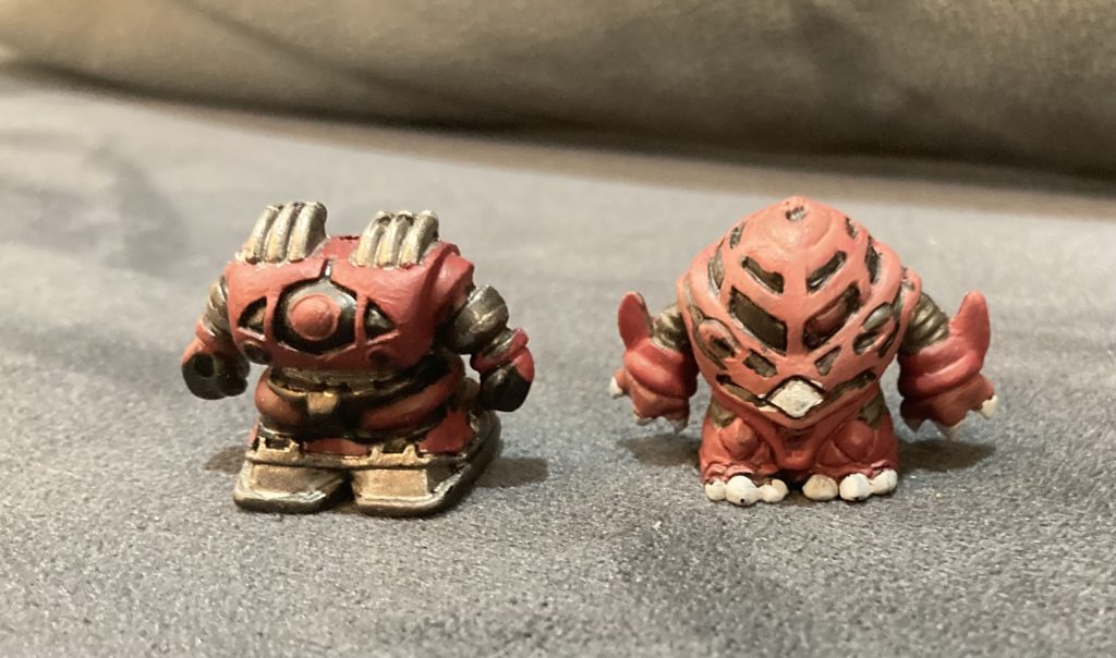 左　ゾゴック　初めに塗ったもの。割と上手くなれたと思っています。右　キラーズゴック　騎士ガンダムのモンスターを塗装。可愛くて好きです。