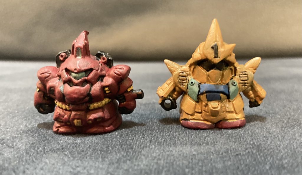 左　サザビー　細かくて塗装は大変かもと思っていたが、ほとんど赤で一安心。右　百士貴　武者ガンダムシリーズの武者。金色に黄色を混ぜて明るくしようとしたら、ほとんど黄色になって少し後悔。